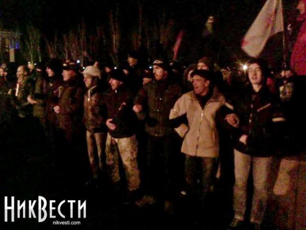 В  Николаеве "титушки" окружили Евромайдан и требовали активистов стать на колени (ФОТО)