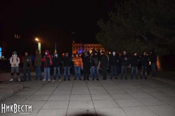 В  Николаеве "титушки" окружили Евромайдан и требовали активистов стать на колени (ФОТО)