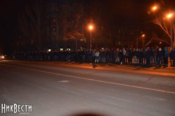 В  Николаеве "титушки" окружили Евромайдан и требовали активистов стать на колени (ФОТО)