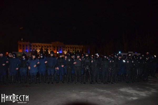 В  Николаеве "титушки" окружили Евромайдан и требовали активистов стать на колени (ФОТО)