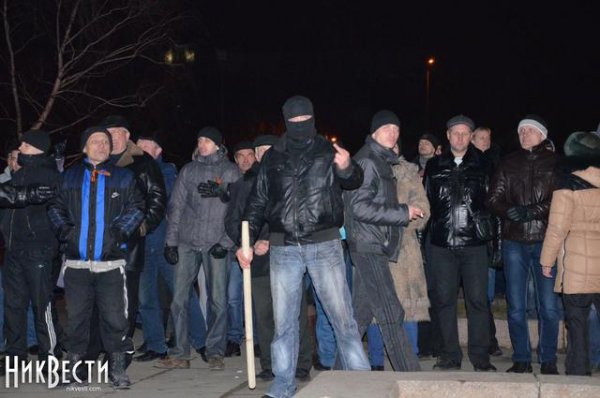 В  Николаеве "титушки" окружили Евромайдан и требовали активистов стать на колени (ФОТО)