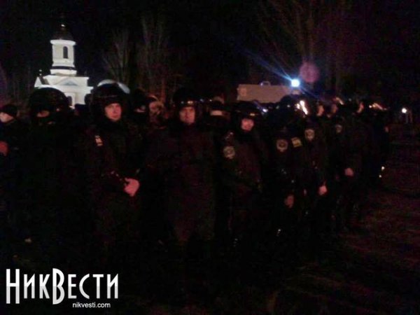 В  Николаеве "титушки" окружили Евромайдан и требовали активистов стать на колени (ФОТО)