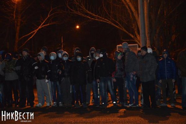 В  Николаеве "титушки" окружили Евромайдан и требовали активистов стать на колени (ФОТО)
