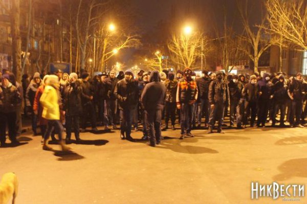 В  Николаеве "титушки" окружили Евромайдан и требовали активистов стать на колени (ФОТО)
