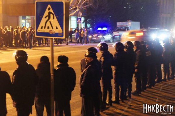 В  Николаеве "титушки" окружили Евромайдан и требовали активистов стать на колени (ФОТО)