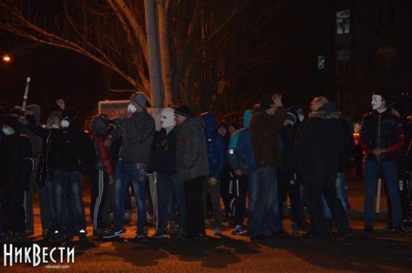 В  Николаеве "титушки" окружили Евромайдан и требовали активистов стать на колени (ФОТО)