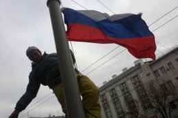 На флагштоке возле Харьковского горсовета вывесили флаг России