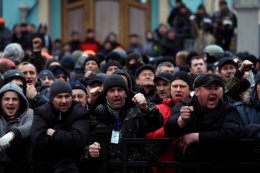 У парламента Крыма начались стычки. Милиция не может предотвратить провокации (ВИДЕО)
