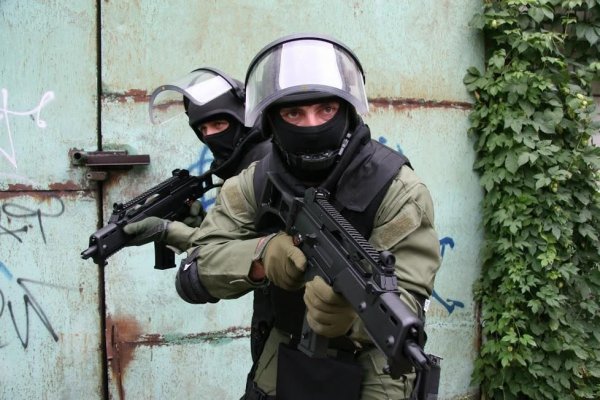 Снайпер в правительственном квартале потерял флешку с личным фотоархивом и документами (ФОТО)