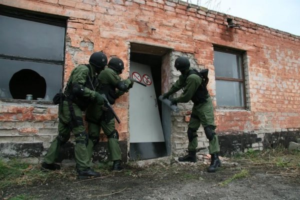 Снайпер в правительственном квартале потерял флешку с личным фотоархивом и документами (ФОТО)