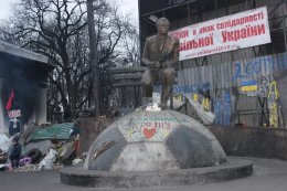 Активисты извинились перед памятником Лобановскому (ФОТО)