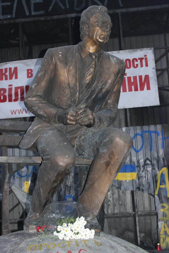 Активисты извинились перед памятником Лобановскому (ФОТО)