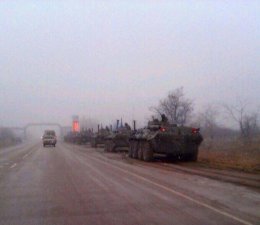 К центру Симферополя движется около 50 бронетранспортеров (ФОТО)