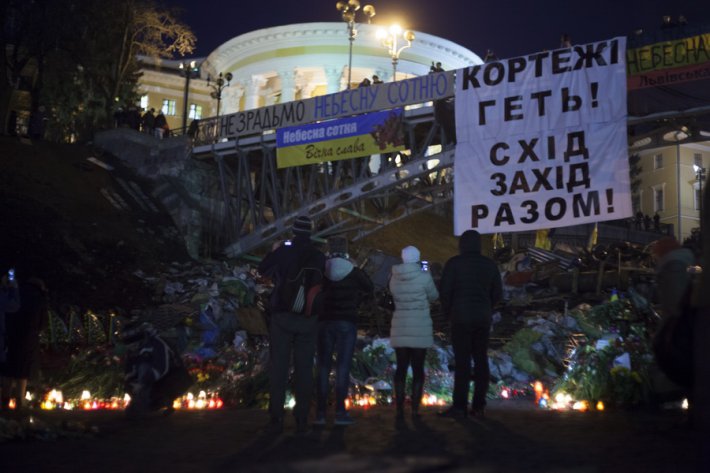 На Майдане вспоминают погибших активистов (ФОТО)