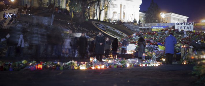 На Майдане вспоминают погибших активистов (ФОТО)