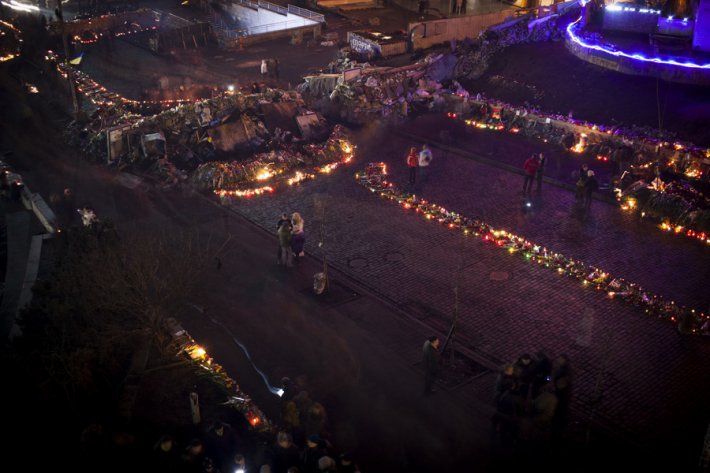 На Майдане вспоминают погибших активистов (ФОТО)