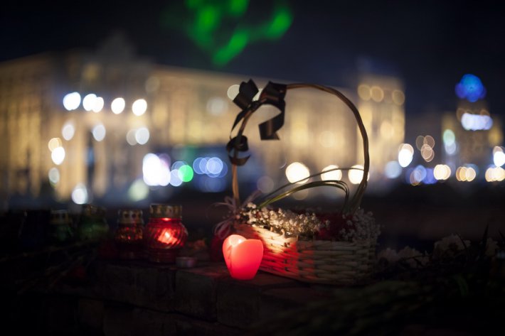 На Майдане вспоминают погибших активистов (ФОТО)