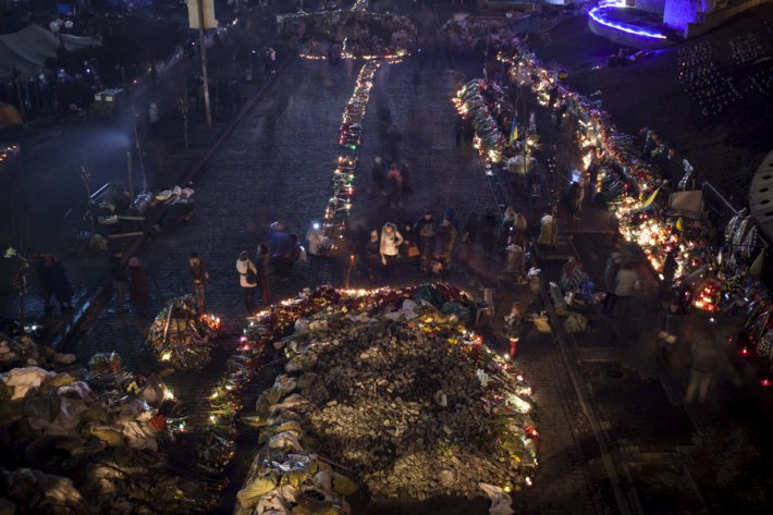 На Майдане вспоминают погибших активистов (ФОТО)