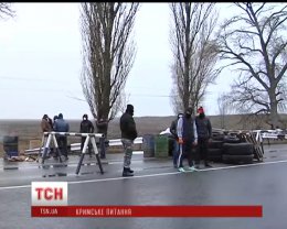 Въезд в Крым перекрыли вооруженные люди с российскими флагами на рукавах (ВИДЕО)