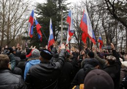 Митингующие в Крыму требуют немедленного референдума