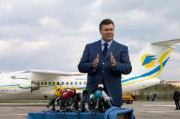 Самолет с Януковичем приземлился на военном аэродроме в Ростове-на-Дону