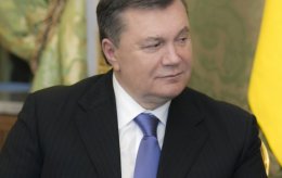 Янукович во время извинений перед украинцами сломал ручку (ВИДЕО)