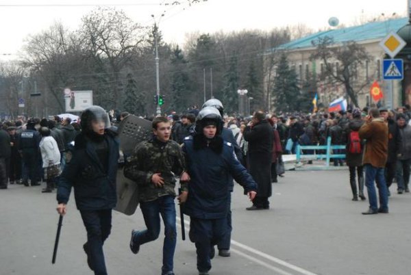 Штурм харьковской ОГА: жестокая расправа над активистами (ВИДЕО)