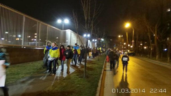 Украинцы пикетируют посольство США с призывом защитить Украину (ФОТО)