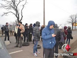 Активисты заблокировали трассу "Одесса-Николаев" и не пустили военную технику в Крым (ФОТО)