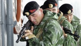 Морпехов в Феодосии заставляют сложить оружие угрожая их семьям