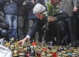 Госсекретарь США от имени Обамы почтил память погибших на Майдане (ФОТО)