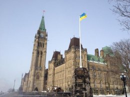 В Канаде подняли украинский флаг в знак солидарности с народом Украины