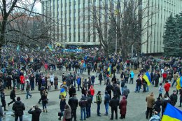 В Днепропетровске под ОГА проходит антивоенный митинг