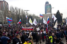 Участники пророссийского митинга в Донецке штурмуют ОГА