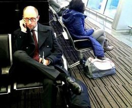 Яценюк полетел эконом-классом в Брюссель