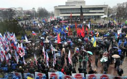Женский антивоенный митинг в Симферополе закончился потасовкой (ВИДЕО)