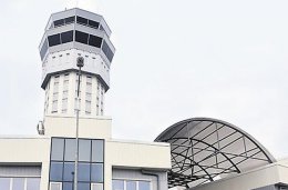 В Донецке пытаются захватить вышку в аэропорту