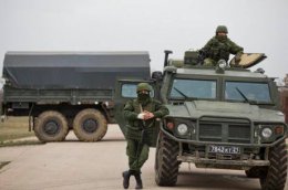 В Крым продолжают прибывать колонны с российской военной техникой и солдатами
