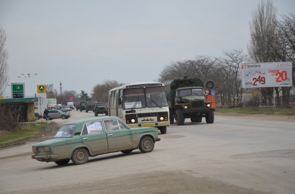 Через Феодосию прошла военная колонна без опознавательных знаков (ФОТО)