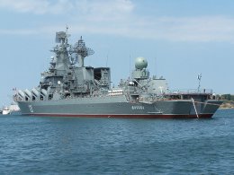 Ракетный крейсер "Москва" движется в сторону материковой части Украины