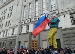 В Донецке сожгли флаг ФК "Шахтер" (ВИДЕО)