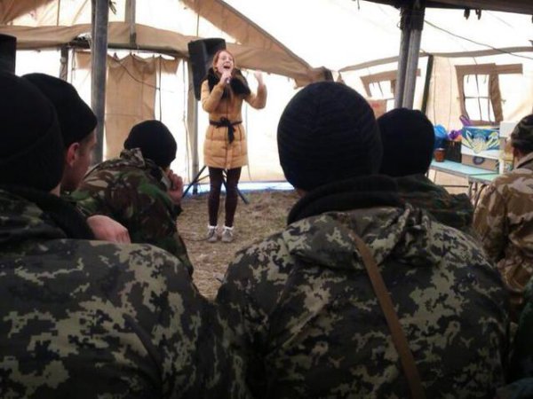 Светлана Тарабарова спела песни для военных в Крыму (ФОТО)