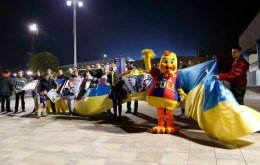 Украинцы Барселоны провели митинг в поддержку мира в Украине перед матчем ЛЧ (ВИДЕО)