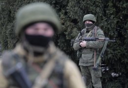 Журналистам в Крыму угрожали расстрелом и били прикладом по камерам