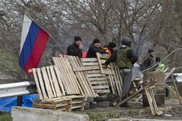Гора школьной мебели в Донецке - оплот спокойствия граждан (ВИДЕО)