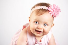 Почему улыбаются младенцы