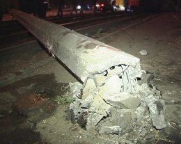 В Киеве "Ланос" влетел в бетонный столб (ВИДЕО)