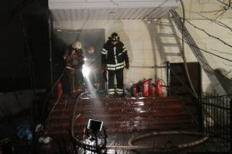 В офисном здании в центре Киева прогремел взрыв и вспыхнул пожар