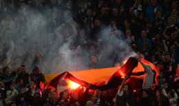 Во время матча 1/8 финала Лиги чемпионов болельщики "Зенита" сожгли флаг Германии
