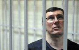 Суд признал Луценко несудимым